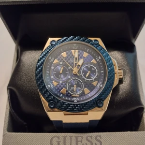 GuessMENS SPORT - Klocka - Färg: blue/rosegold-coloured.                                         Omkrets: 19 cm i storlek One Size Armbandsbredd: 2.2 cm i storlek One Size Diameter: 4.6 cm i storlek One Size Kåphöjd: 1.2 cm i storlek One Size