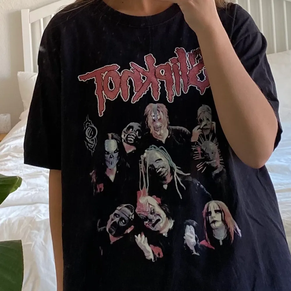 Slipknot t-shirt köpt i Stockholm. Köpt för runt ett år sedan. Sliten på trycket, se på sista bilden. Storlek XL. Skicka privat vid frågor eller intresse! . T-shirts.