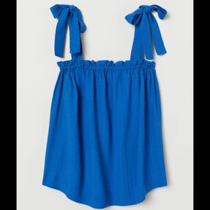 blå topp till sommaren - Super söt topp från hm. Använd ca 3 ggr så i princip nyskick. Säljer pga att den inte passar riktigt min stil längre och därav inte kommer till någon användning. Frakt tillkommer.