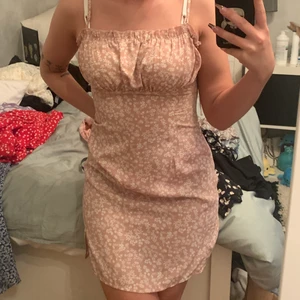 Rosa klänning  - Säljer min super söta klänning från SHEIN då den aldrig kommer till användning. Banden går att justera men klänningen går bra att använda utan dem.💕