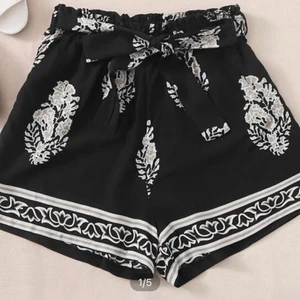 SHEIN shorts i st S (XS) - Ett  SHEIN shorts med gummiband i midjan. Passar S och xs utan problem. Fin med en svart eller vit topp till. Mjuka och sköna. Perfekt att klä upp eller klä ner.