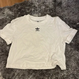 Adidas crop top - Adidas crop top som endast är använd en gång då det inte riktigt är min stil. 