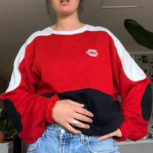  - Tjocktröja i sportig stil, köpt på second hand. Har fickor. Priset+frakt