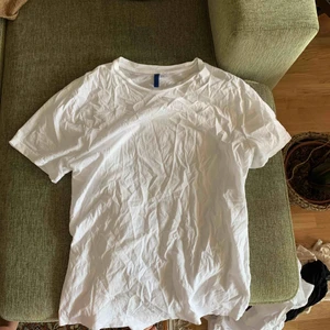 T-shirt  - Vanlig vit T-shirt. Priset+frakt