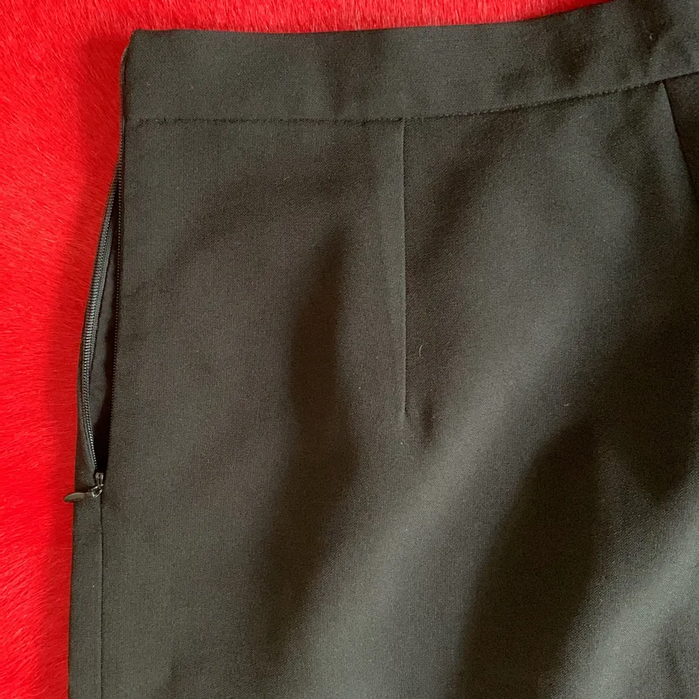 Black skirts from Calvin Klein and Anna Klein that are very simple and elegant for any occasion. US6 size. Kjolar.