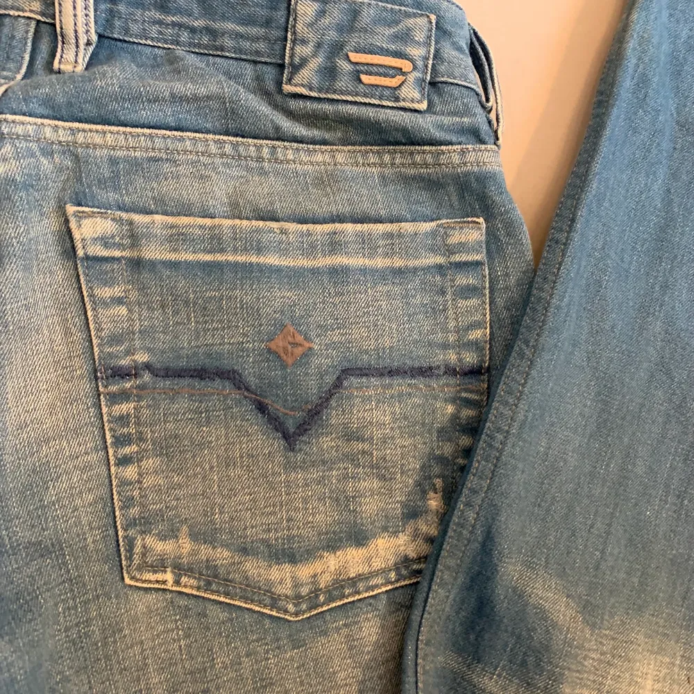 Ett par diesel jeans med jätte fin fade och färg, fickornas detaljer påminner lite om true religions backfickor, köpta second hand för ett tag sen. Om du frågor om bilder på eller mott kan du skicka ett meddelande. Möts upp i centrala Stockholm och kan posta spårbart. Jeans & Byxor.