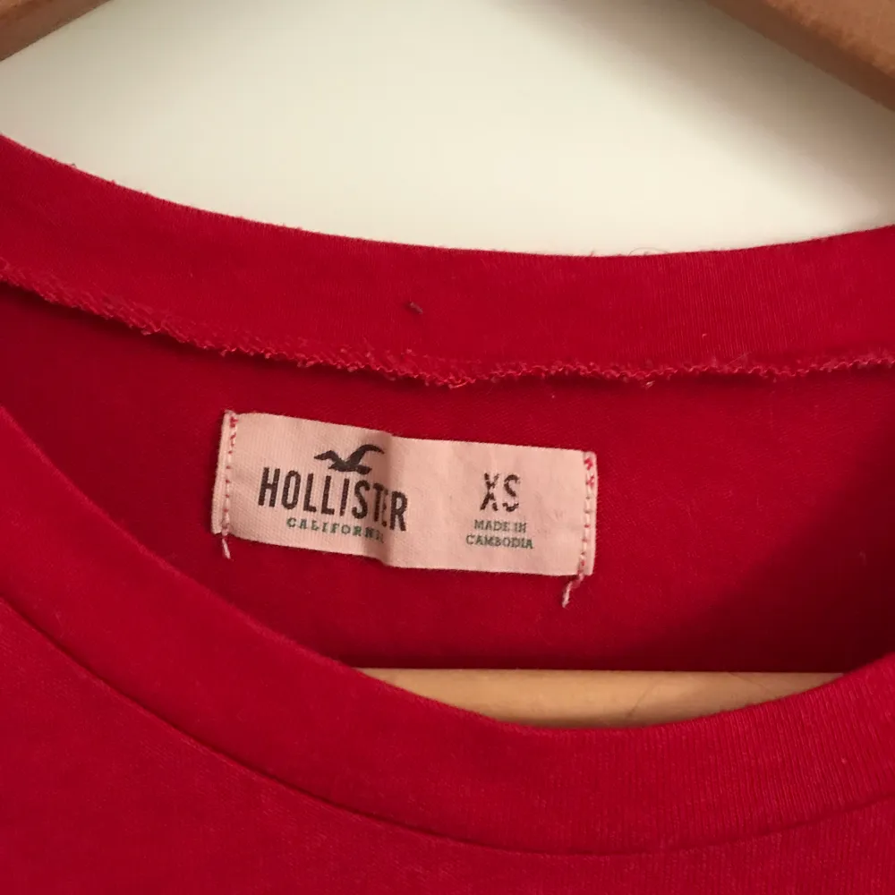 Fin röd hollistertröja i strl XS och i bra skick. Köparen står för frakt alt mötas upp i Lund. T-shirts.