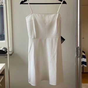 Vit studenklänning! - En jättefin student eller sommarklänning! Helt ny och aldrig använd, endast testad, säljer då den är lite kort på mig (är170cm). 