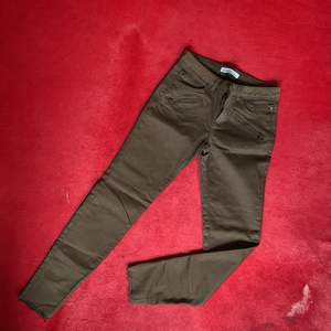 Cool green-dark jeans with zippers for more style and the ends have a slight négligé look. It’s new, waiting to be worn and loved 