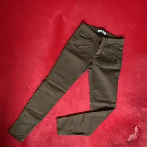 Cool green-dark jeans with zippers for more style and the ends have a slight négligé look. It’s new, waiting to be worn and loved 