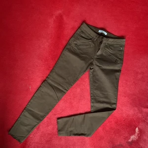 Zara jeans green - Cool green-dark jeans with zippers for more style and the ends have a slight négligé look. It’s new, waiting to be worn and loved 