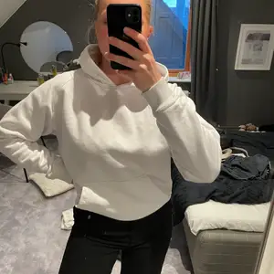 Helt vanlig basic hoodie utan snöre från Urban Clasic! Har flera vita de är därför jag säljer så absolut inget fel på den alls🥳