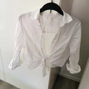 Kort skjorta  - Använd 1 gång. Behövs strykas. Knappar och knytning. Frakt ingår 