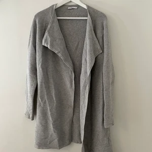 Stickad kofta - Stickad kofta från Reserved i grå. Storlek S. Skriv för bilder med koftan på, för bättre bild av passform osv. Säljer för 100kr + frakt (frakten kan variera utöver skrivet pris). 