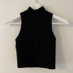 Zara topp - Topp från Zara i svart ribbat material med hög krage. Storlek XS-S. Skriv för bilder med toppen på, för bättre bild av passform osv. Säljer för 50kr + frakt (frakten kan variera utöver skrivet pris).