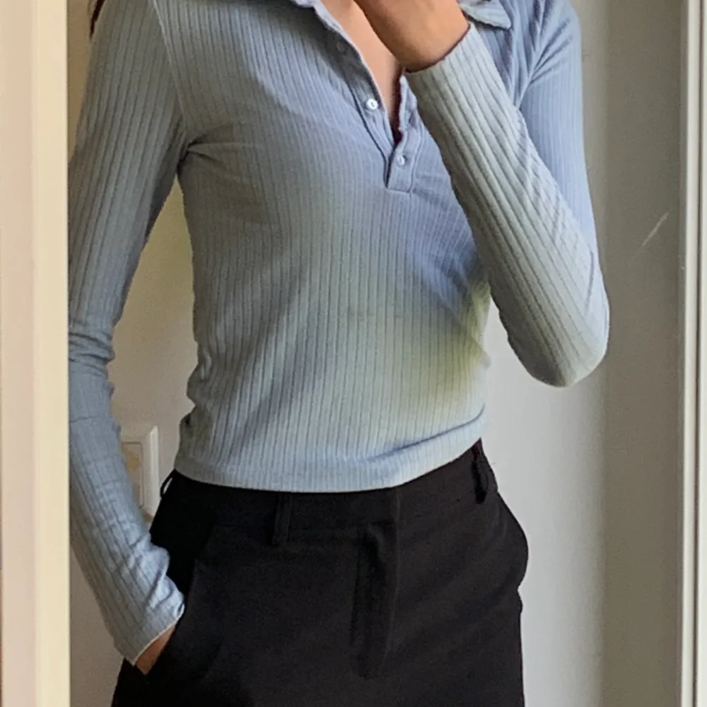 Blå tröja till salu, har knappar så man kan stänga den helt om man vill. Köpt på Gina Tricot, lite nopprig men inget man tänker på🥰. Tröjor & Koftor.