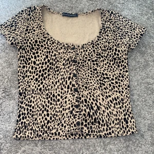 Brandy melville topp 💕 - Säljer min leopard topp från brandy melville då den inte är min stil längre. Beställdes online 2021 och hqr bara använts va 2 ggr. Super söt till en svart kjol eller ett par jeans. Som i nyskick 💘
