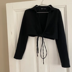 Topp - Tröja från zara som passar perfekt till fest eller lite festligare tillfällen, strl M. Använd 1 gång. Går att knyta runt magen eller bara rosett. 🦋
