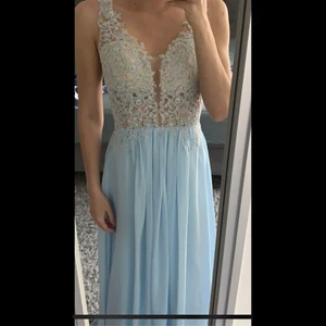 Balklänning - Ljusblå balklänning, köpt för 1700 kr, använd en gång. Klänningen är i väldigt bra skick. Jag är 173,5 cm lång och klänningen passar perfekt i längd. 