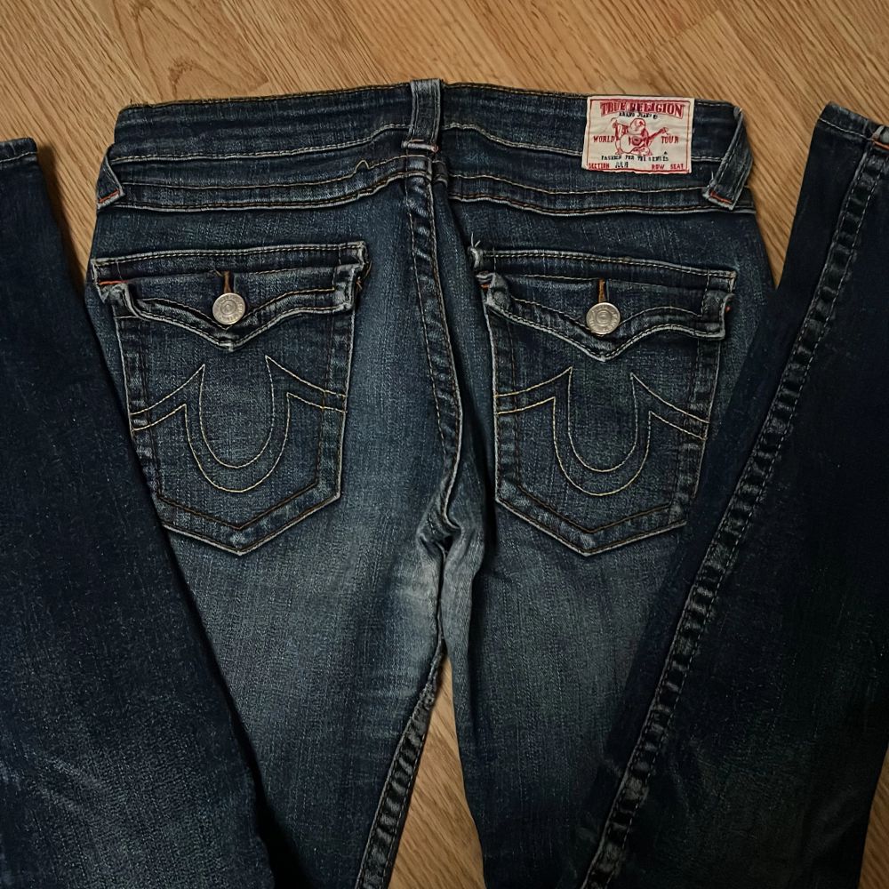 true religion jeans i storlek 29! Lågmidjade och 38,5cm tvärsöver. Jeans & Byxor.