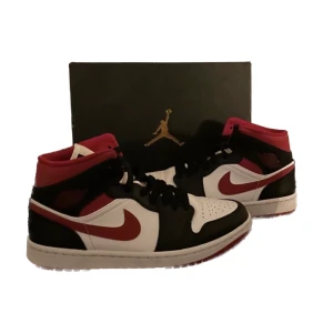 Jordan 1 mids gym red - Jordan 1 mids i storlek 42. Såklart äkta i orginalkartong. Köpta på footlocker kvitto finns. Som nya!