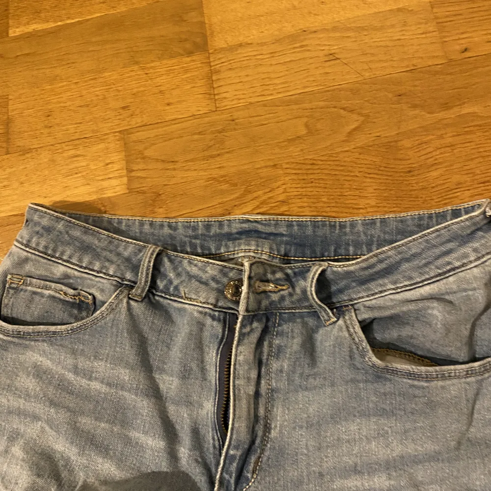 Säljer mina snygga jeans på grund av garderob utränsning, dem har inte kommit till användning så mycket och därav i hyfsat nyskick. . Jeans & Byxor.