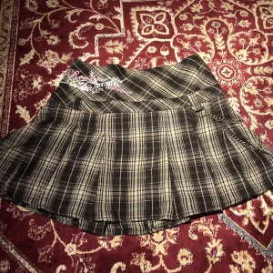 Kjol - Rutig kjol m kedjor