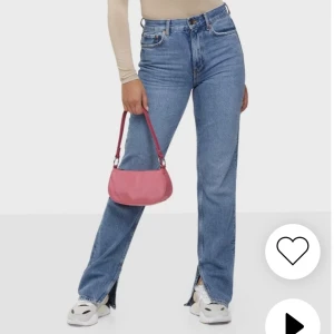 Jeans med slit - Jeans från Gina tricot med slit på ”insidan”. Raka i modellen men tighta på rumpan. Strl 34. Innerbenslängden är 78 cm. Använd 1-2 gånger. Högmidjade, går upp till naveln på mig som är 169cm