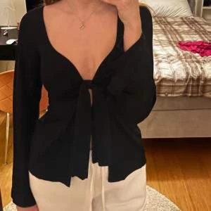 design by si blus  - Säljer min otroliga blus från design by si  Tröjan är oanvänd har har prislapp kvar.  Passar Strl s och M Nypris med frakt var 450kr  