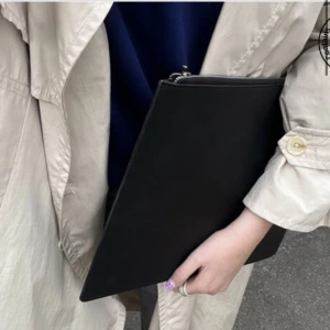 Datorfodral  - Jag säljer mitt svarta 16 tum datorfodral från Holdit. Säljer för att jag beställde i fel storlek. Använt bara i någon månad och är i riktigt fint skick. Bilderna är lånade!!!! Skriv för fler bilder!!💜💜