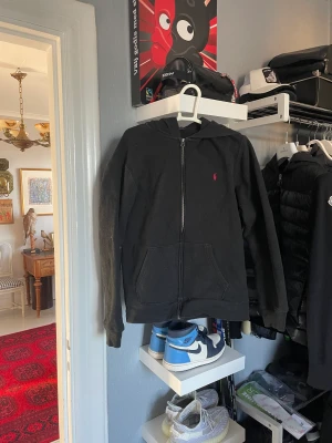 Ralph lauren zip hoodie  - En väldigt fin Ralph lauren zip hoodie! Cond 7/10!