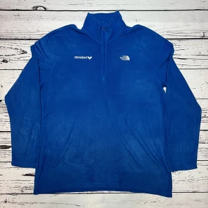 The North Face Fleece Blå (Ljus) - Märke: The North Face  Typ: Fleece  Färg: Blå  Kroppstyp: Unisex  Skick: Mycket Bra     Sparande av miljö  29x lägre utsläpp jämfört med ny vara  Sparat vatten ca 300 liter  Sparat CO2 ca 6.5 kg