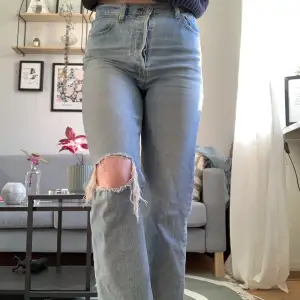 Högmidjade Levi’s jeans i midjestorlek 29. Är osäker på längden men de är lite för korta för mig som är 177. 