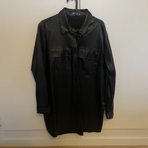 Skinn klänning - Skinn klänning från Missguided.  Storlek 36. Använd fåtal gånger så är i väldigt fint skick. Buda eller köp direkt för 100kr