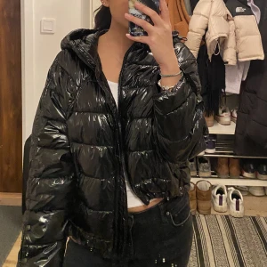 Zarajacka  - Säljer denna snygga jacka från zara, den är lagom tjock perfekt jackan nu för våren eller tidig vinter. Den är glansig och svart. Tryck inte på KÖP DIREKT, utan skriv privat om du är intresserad av att köpa😊✨