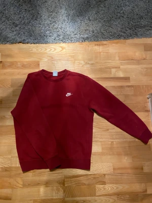 Nike Crewneck - Väldigt fint skick, inga förslitningar. Köparen står för frakt📦 Pris kan diskuteras!🤝