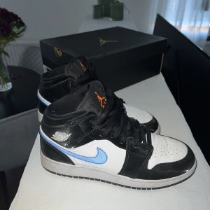 Air Jordan 1 Mid Racer Blue Strlk 40 (passar 39) - Air Jordan’s mid. Sparsamt använda, men har lite slitningar i materialet (se bild). Kartong och kvitto finns! 