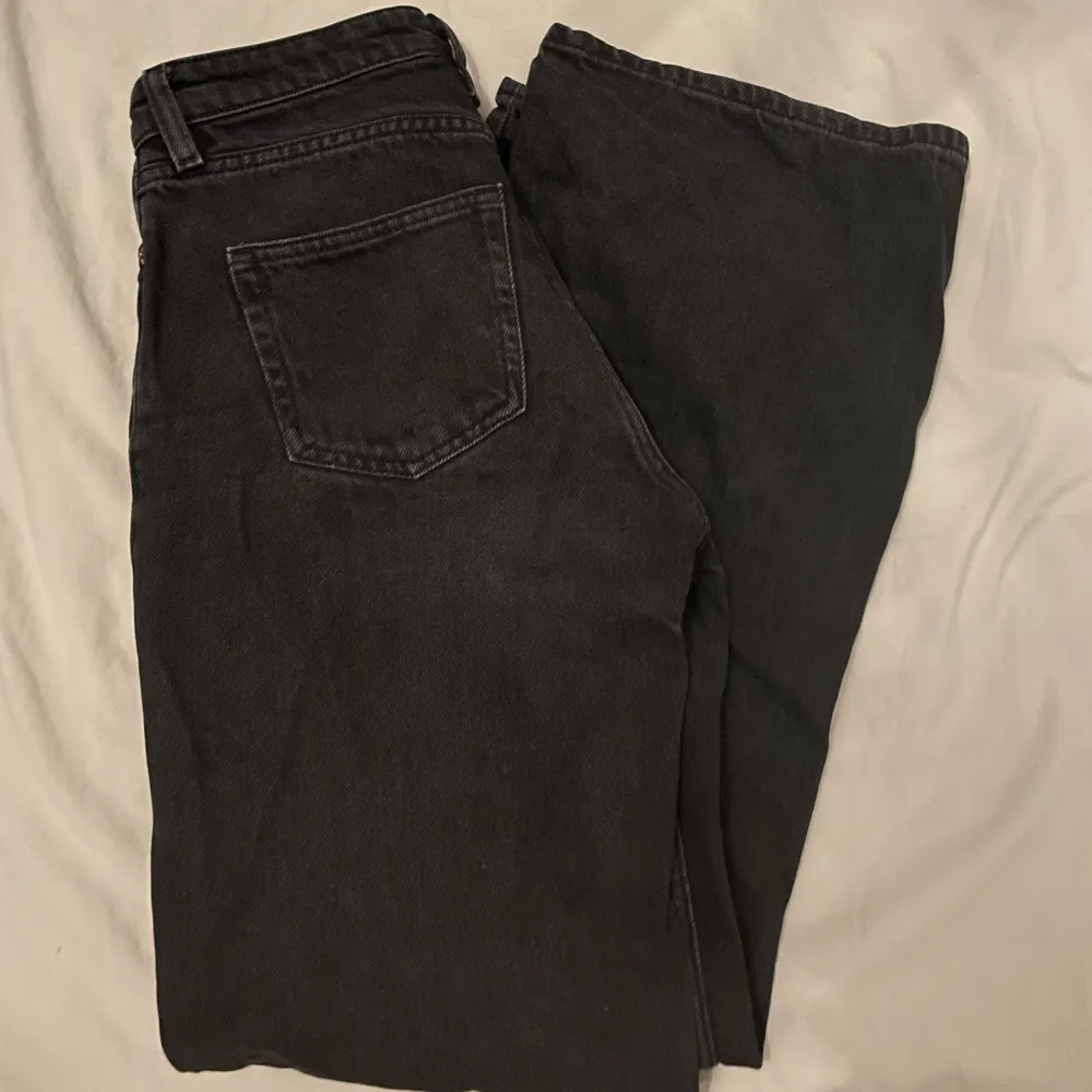 Svarta vida byxor från Monki i storlek 26. Nyskick köpta för 400kr, men passar inte mig.. Jeans & Byxor.