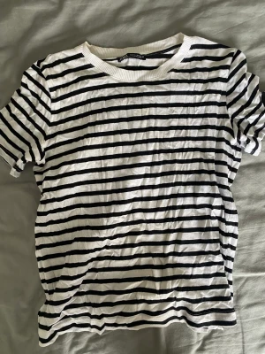 Randig tshirt - Den randiga T-shirten, från zara⭐️Så fin passform!!