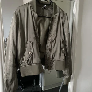Grön croppad bomber jacka - Använts ett par gånger! Bra skick och fin! Storlek 38❤️ 