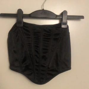 Topp och magtröja  - En topp som är en magtröja. 