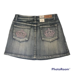 Victoria Beckham liknande jeanskjol - Jätte cool jeanskjol köpt här från plick!🙂 Lappen är kvar! Står storlek XL men passar mer M ☺️ Sälj pga ingen användning! midjemått: 76cm, längd: 36cm