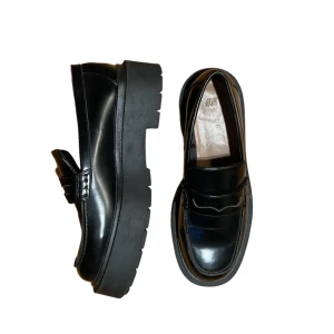 Svarta loafers  - Svarta loafers, använda fåtal gånger då de är lite stora på mig.  Storlek 39