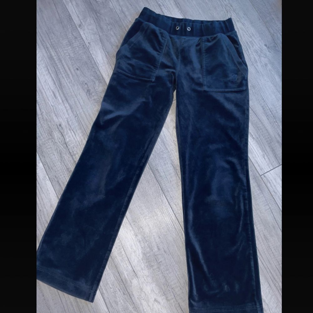 Juicy couture byxor strlk xs, snörena är ur tyvärr som syns på sista bilden, men de kramar fortfarande åt midjan etc pga resåren . Jeans & Byxor.