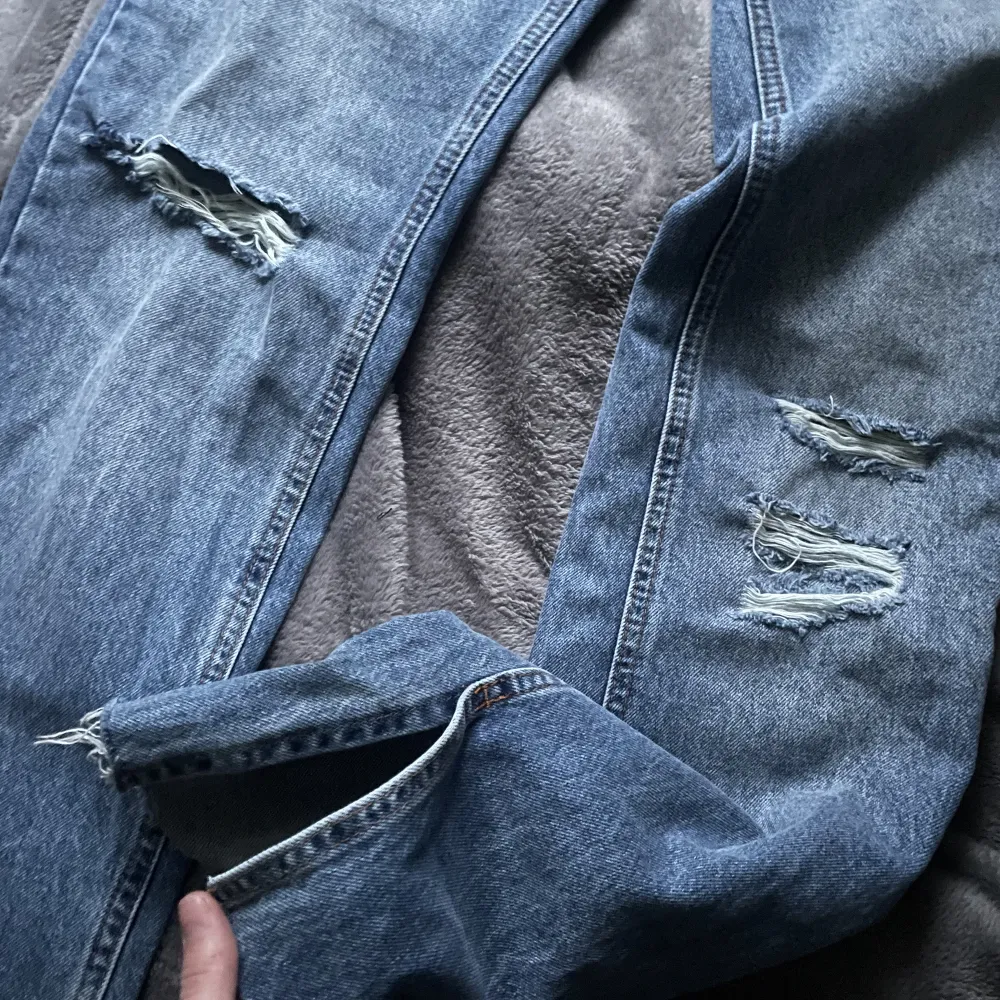 Använda några gånger, men är i bra skick. För tajta för mig vid höfterna därav vill jag bli av med dem.  Köptes för cirka 400kr säljer för 150kr. . Jeans & Byxor.