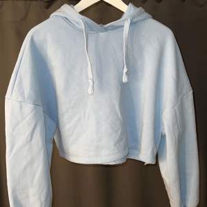 Jätte fin Ljusblå kort hoodie från Gina tricot . Använd men i fint skick :)