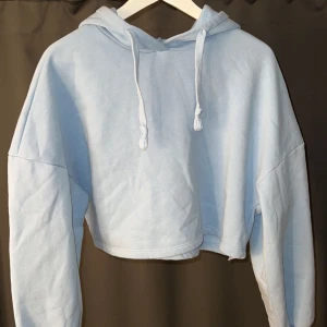 Hoodie  - Jätte fin Ljusblå kort hoodie från Gina tricot . Använd men i fint skick :)