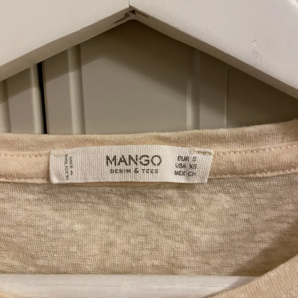 En fin tröja från mango i storlek S. T-shirts.