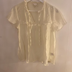 Söt vit topp - Söt vit topp i strl xs. Jättebra skick. Säljer för 50kr + frakt 🥰