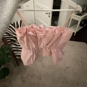 hm topp - rosa topp från hm, så fin till fest eller till sommaren🕺🏼den har avtagbara band👀